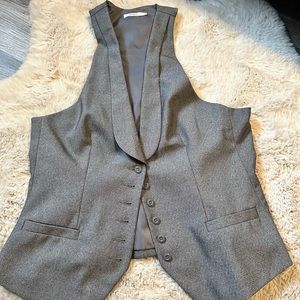 Grey women’s form fitting vets